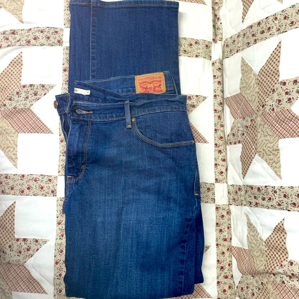Nice pair Levis womens 505 straight jeans